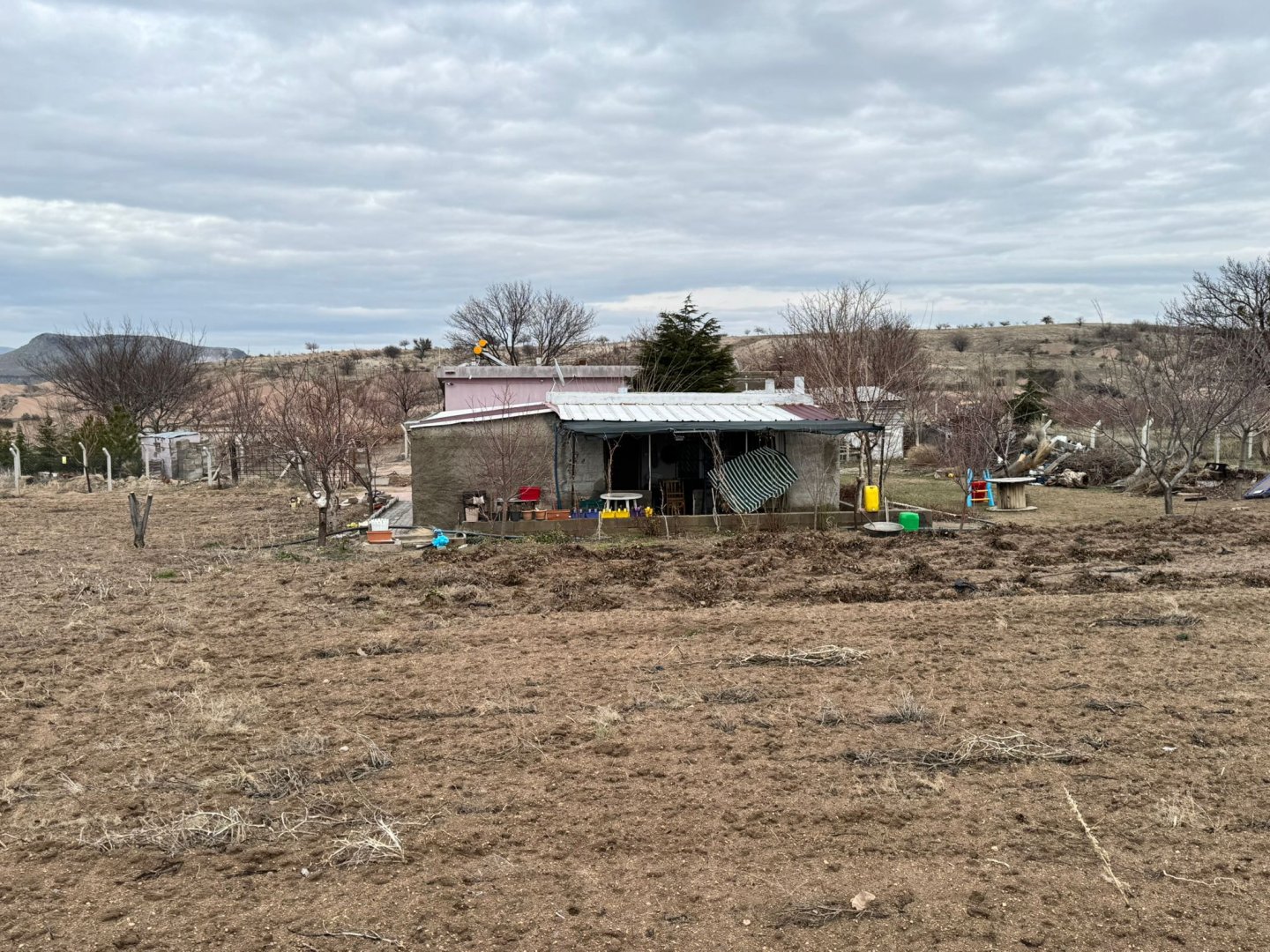 SULUSARAYDA SATILIK TARLA VE BAĞ EVİ