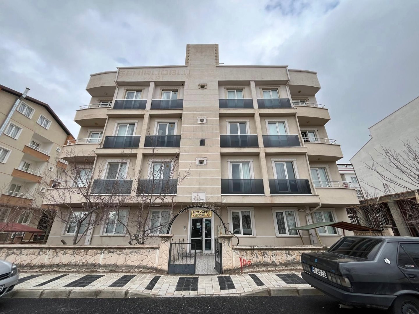 ÜNİVERSİTE BÖLGESİNDE KOMPLE SATILIK APART.