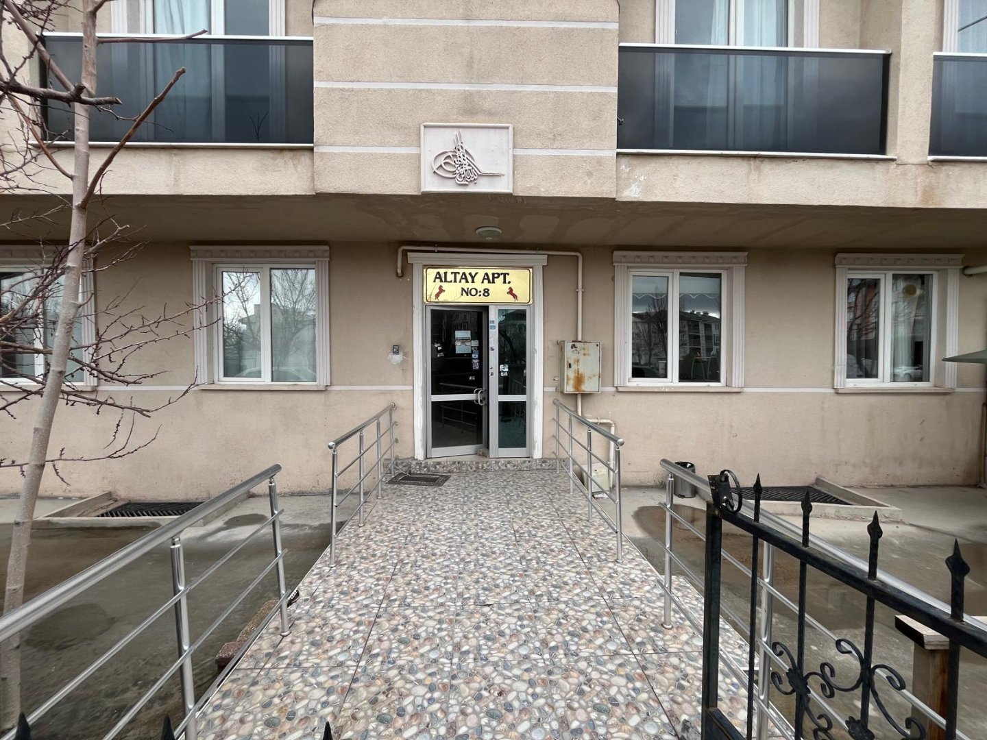 ÜNİVERSİTE BÖLGESİNDE KOMPLE SATILIK APART.