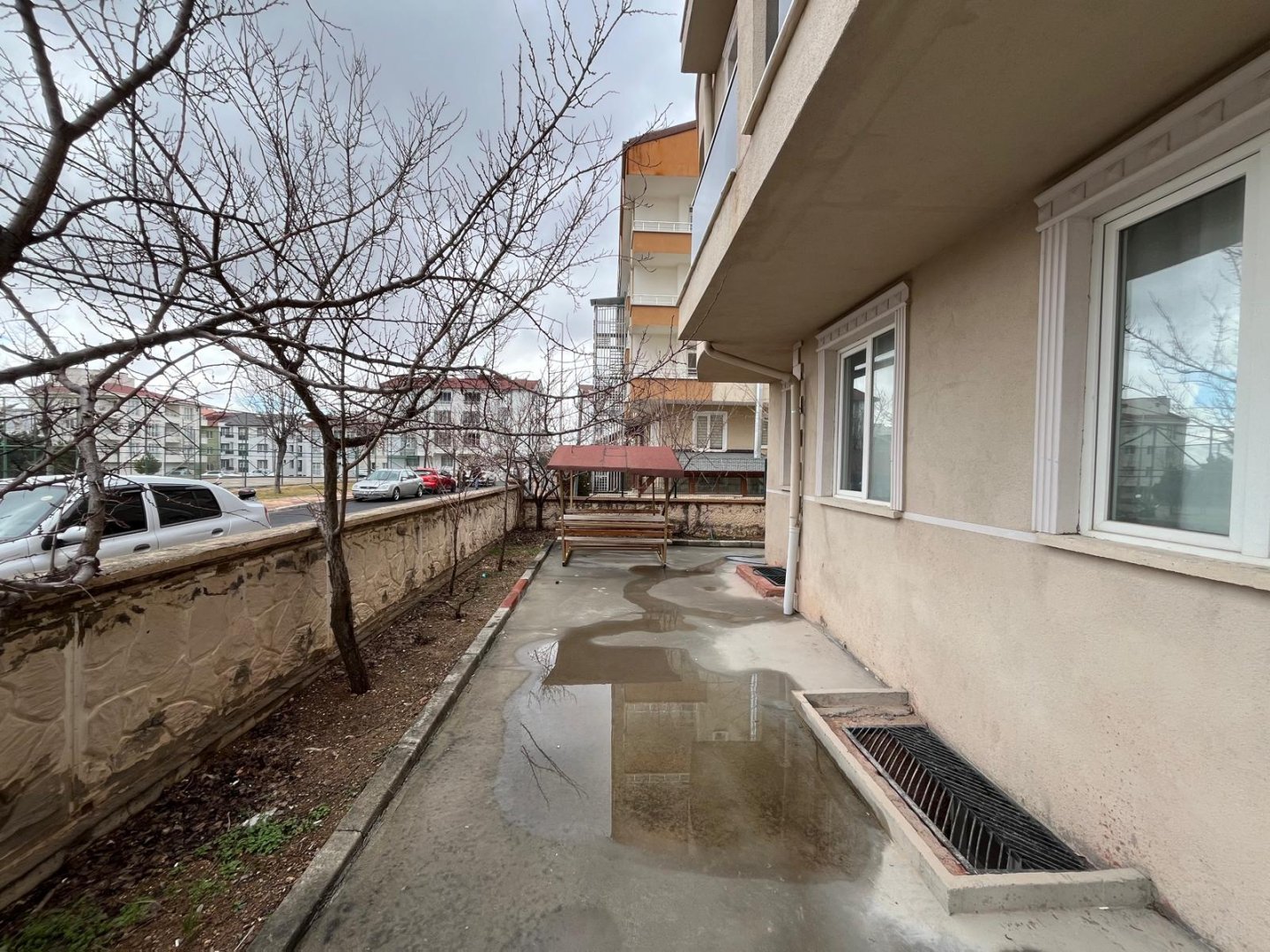 ÜNİVERSİTE BÖLGESİNDE KOMPLE SATILIK APART.