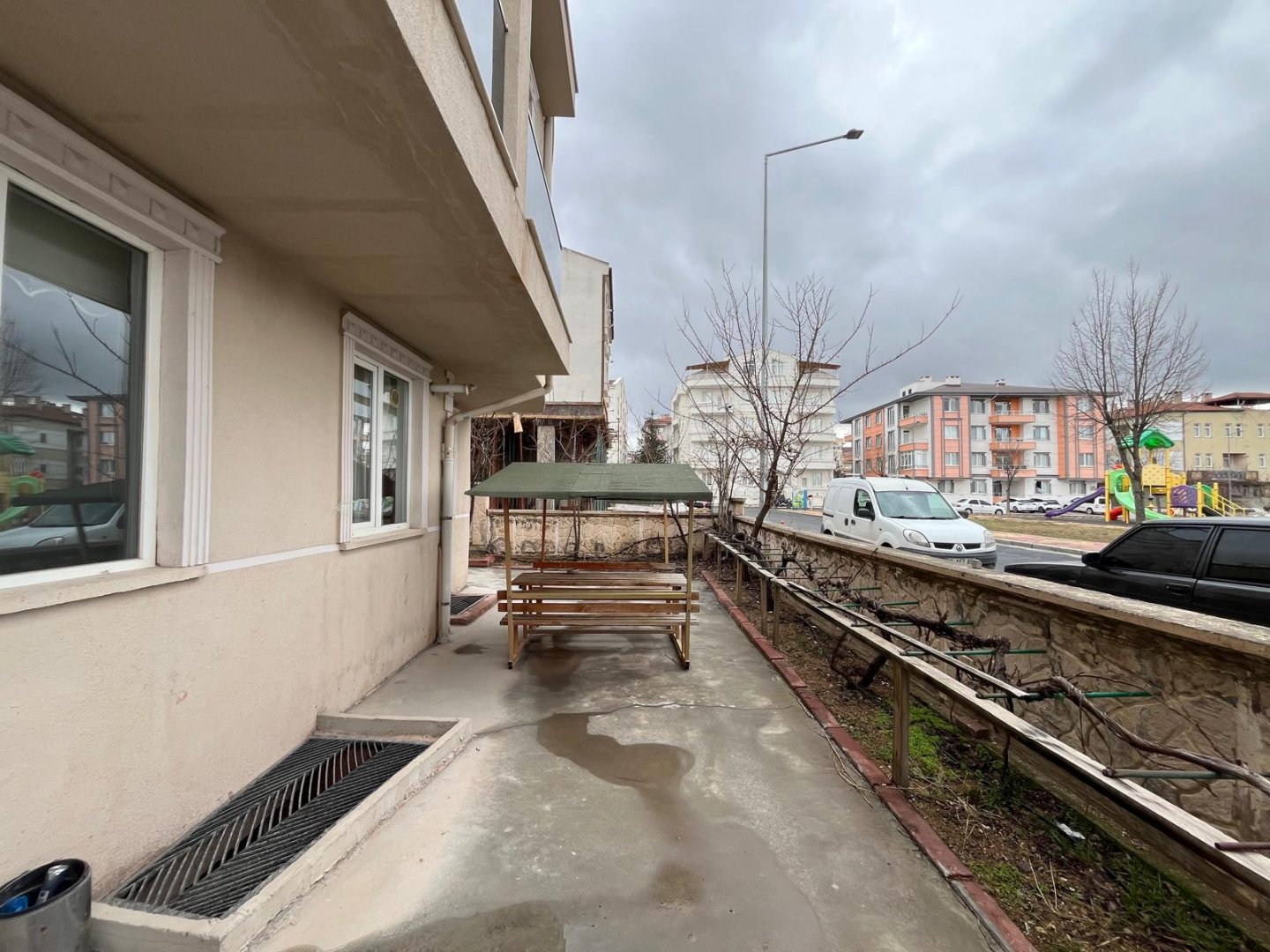 ÜNİVERSİTE BÖLGESİNDE KOMPLE SATILIK APART.