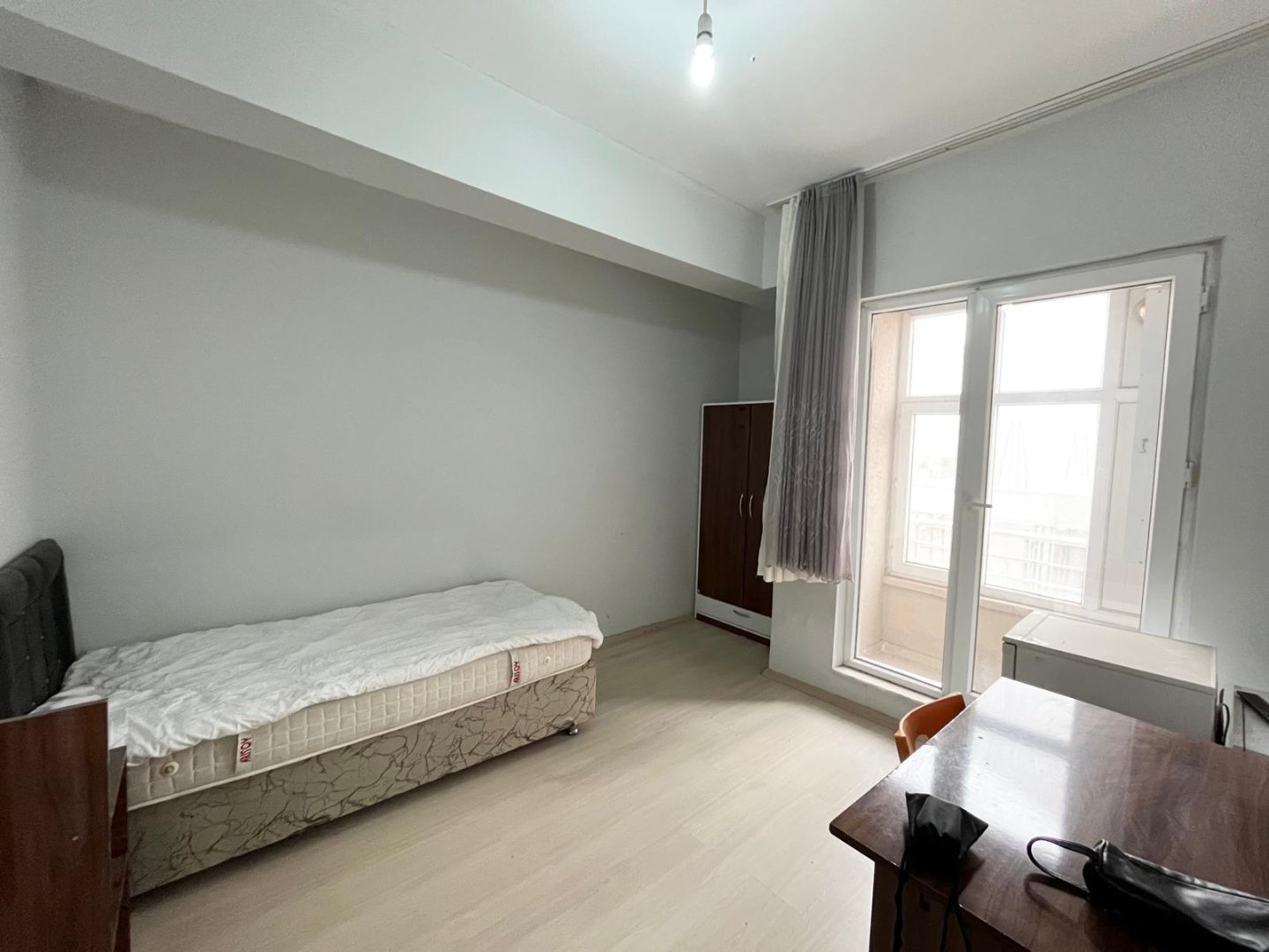 ÜNİVERSİTE BÖLGESİNDE KOMPLE SATILIK APART.