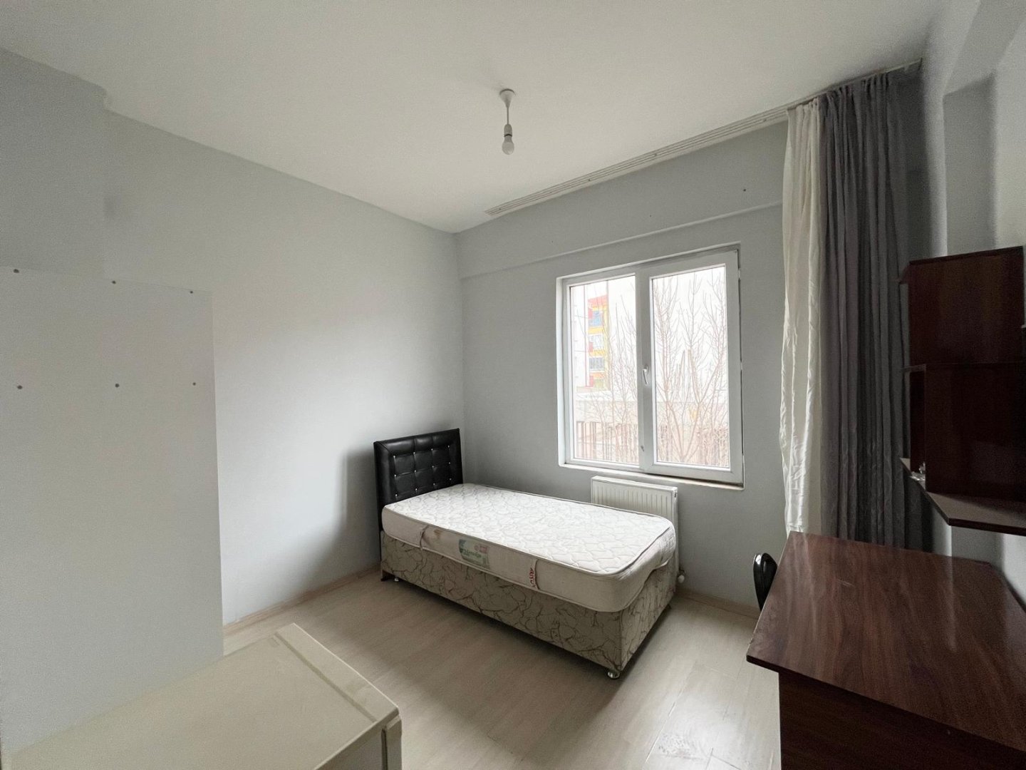 ÜNİVERSİTE BÖLGESİNDE KOMPLE SATILIK APART.