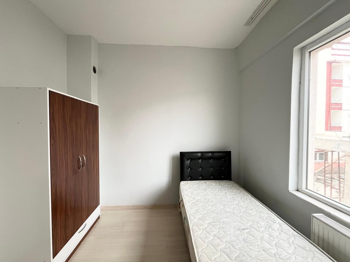 ÜNİVERSİTE BÖLGESİNDE KOMPLE SATILIK APART.