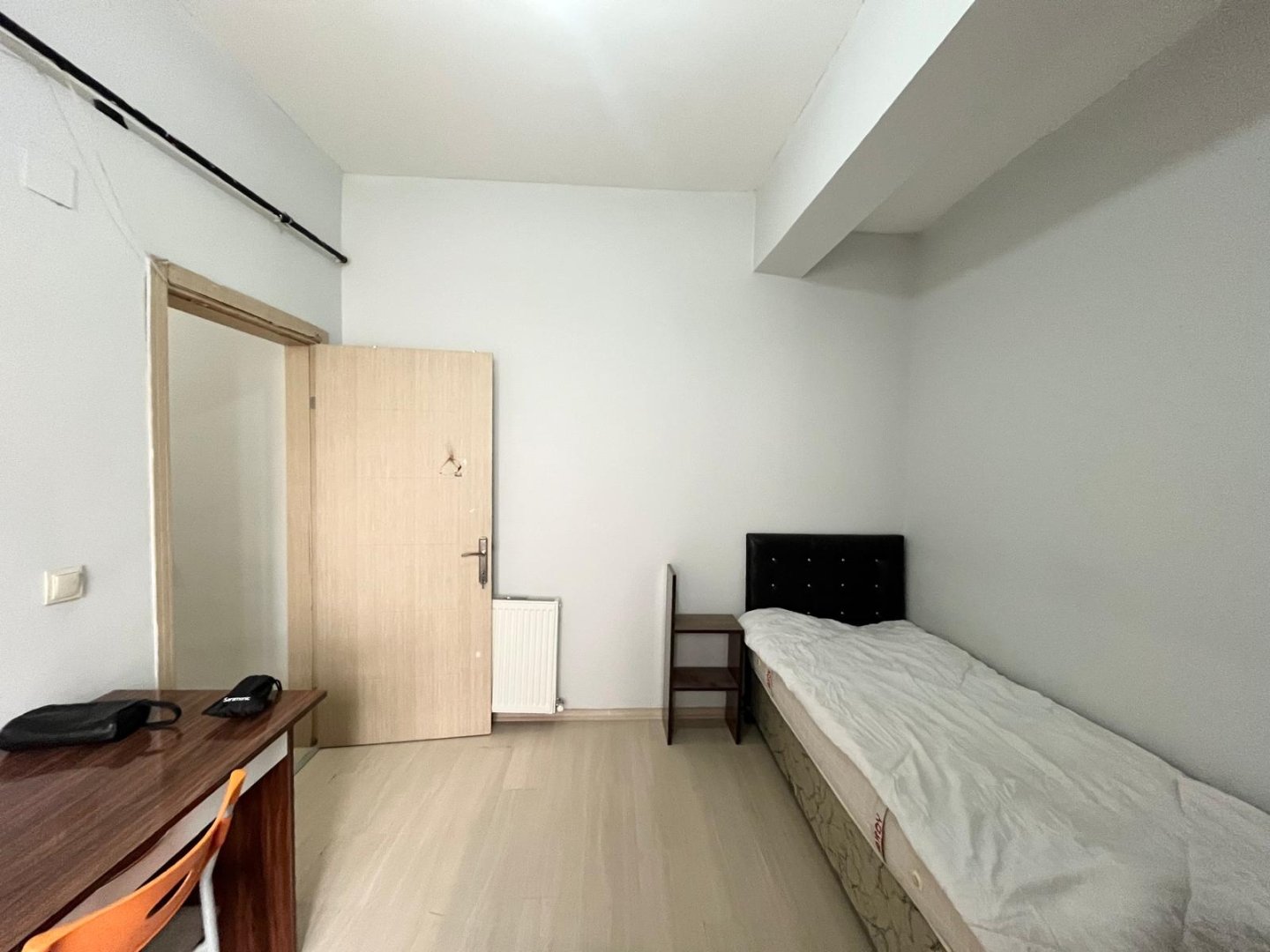 ÜNİVERSİTE BÖLGESİNDE KOMPLE SATILIK APART.