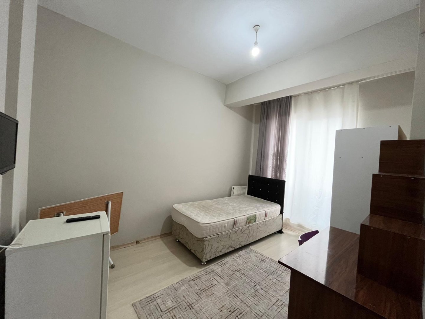 ÜNİVERSİTE BÖLGESİNDE KOMPLE SATILIK APART.