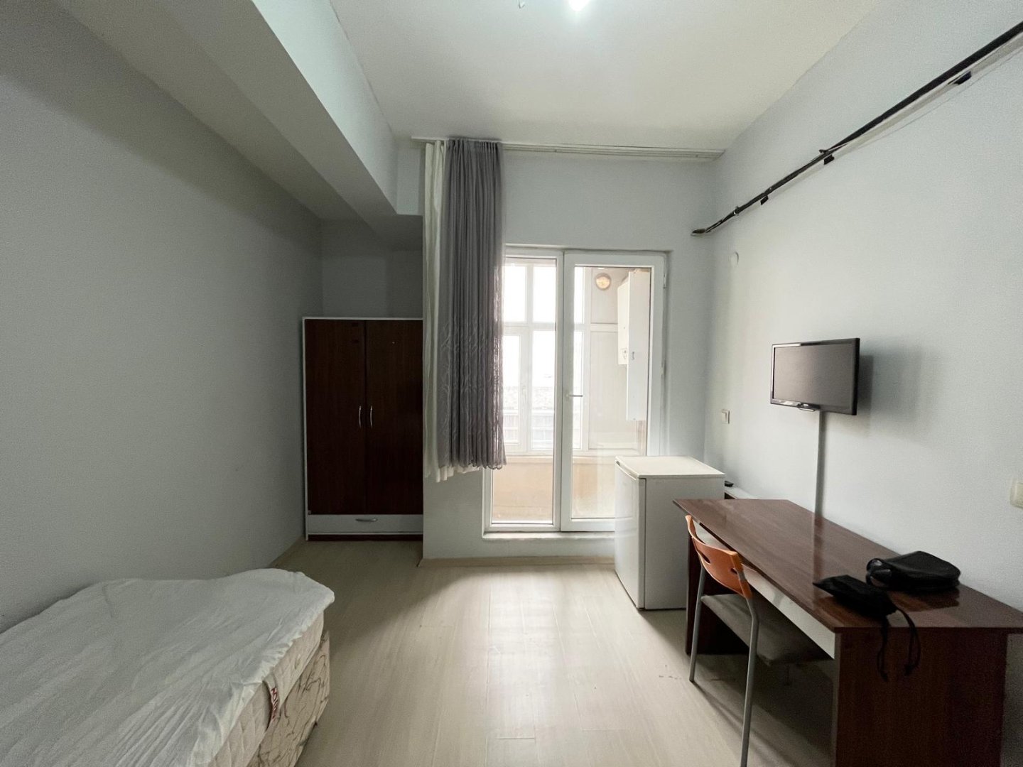 ÜNİVERSİTE BÖLGESİNDE KOMPLE SATILIK APART.