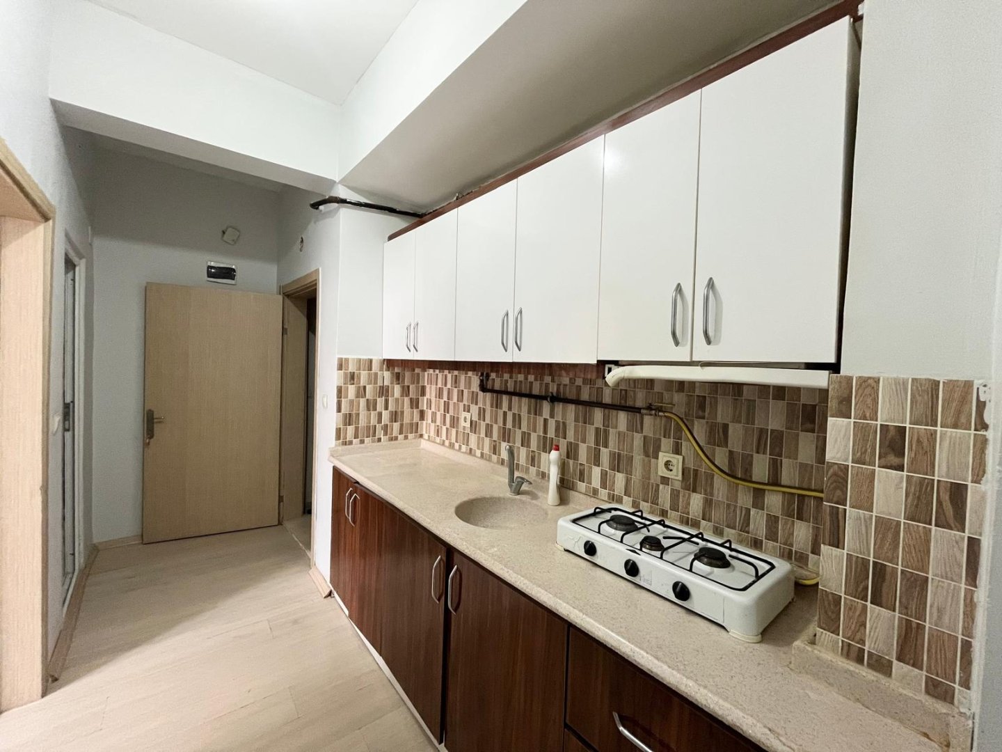 ÜNİVERSİTE BÖLGESİNDE KOMPLE SATILIK APART.