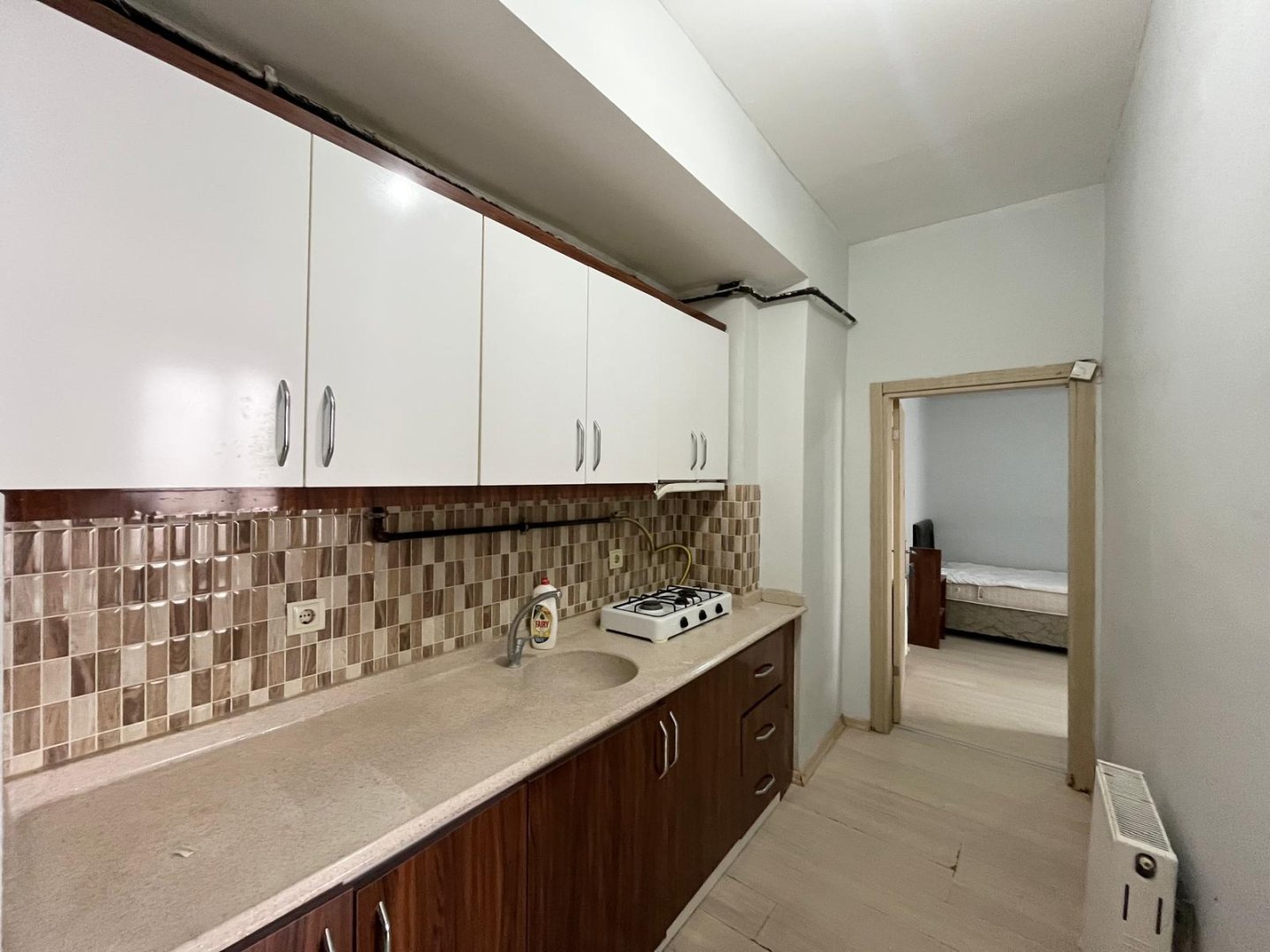 ÜNİVERSİTE BÖLGESİNDE KOMPLE SATILIK APART.