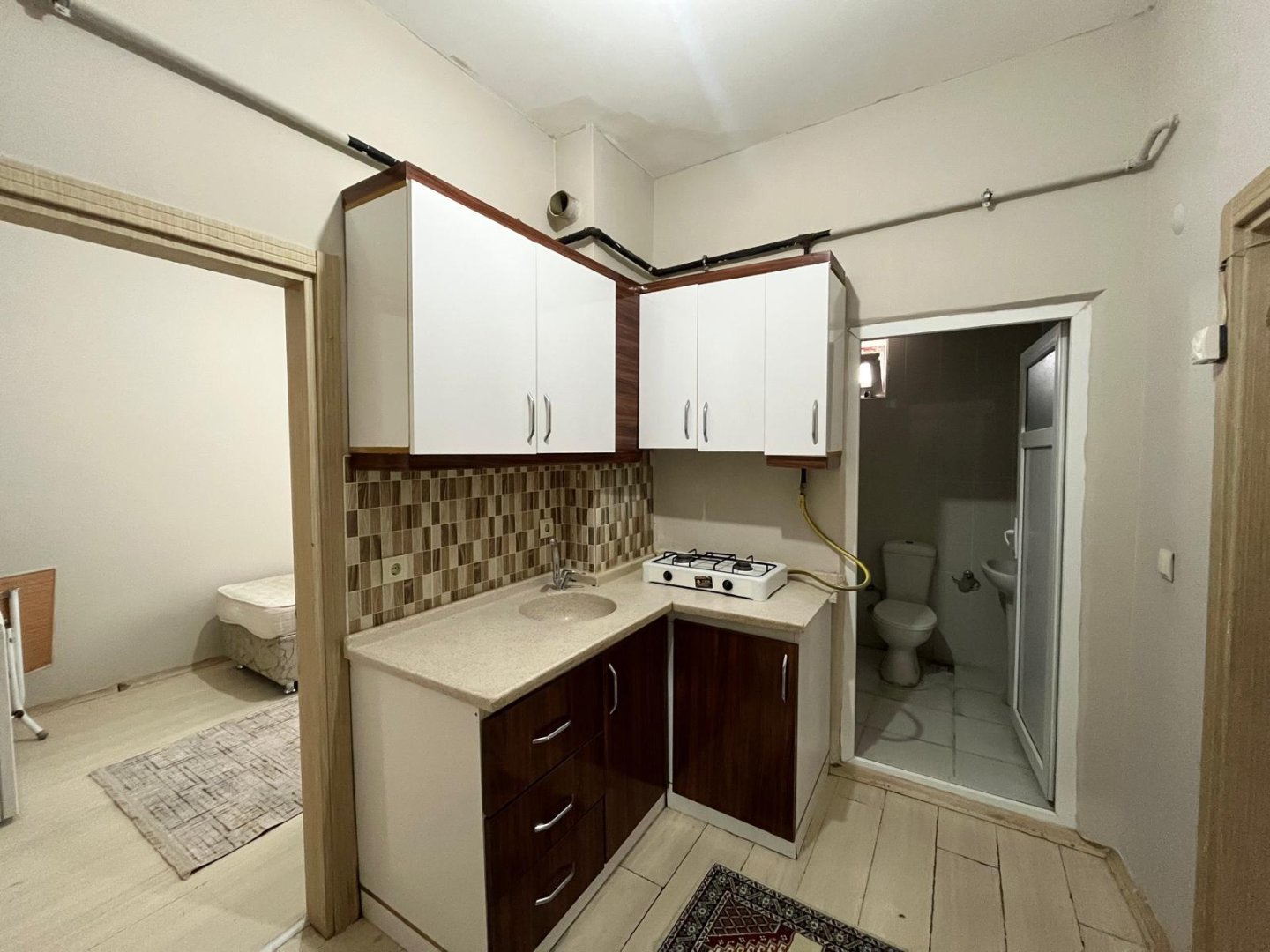 ÜNİVERSİTE BÖLGESİNDE KOMPLE SATILIK APART.