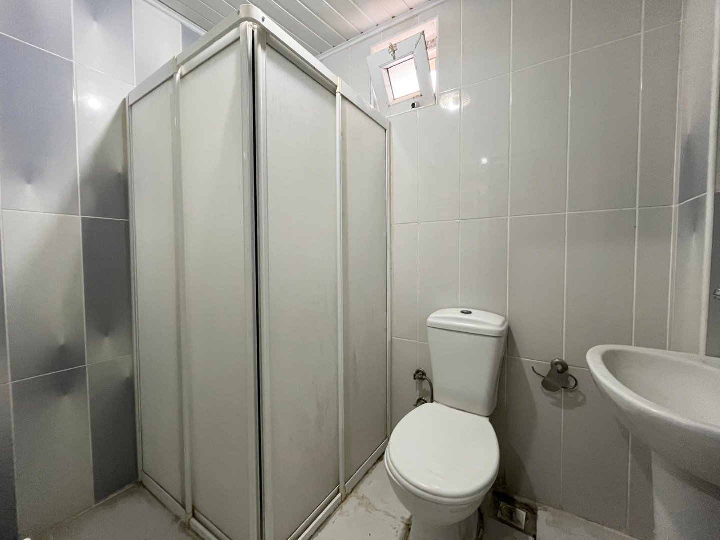 ÜNİVERSİTE BÖLGESİNDE KOMPLE SATILIK APART.