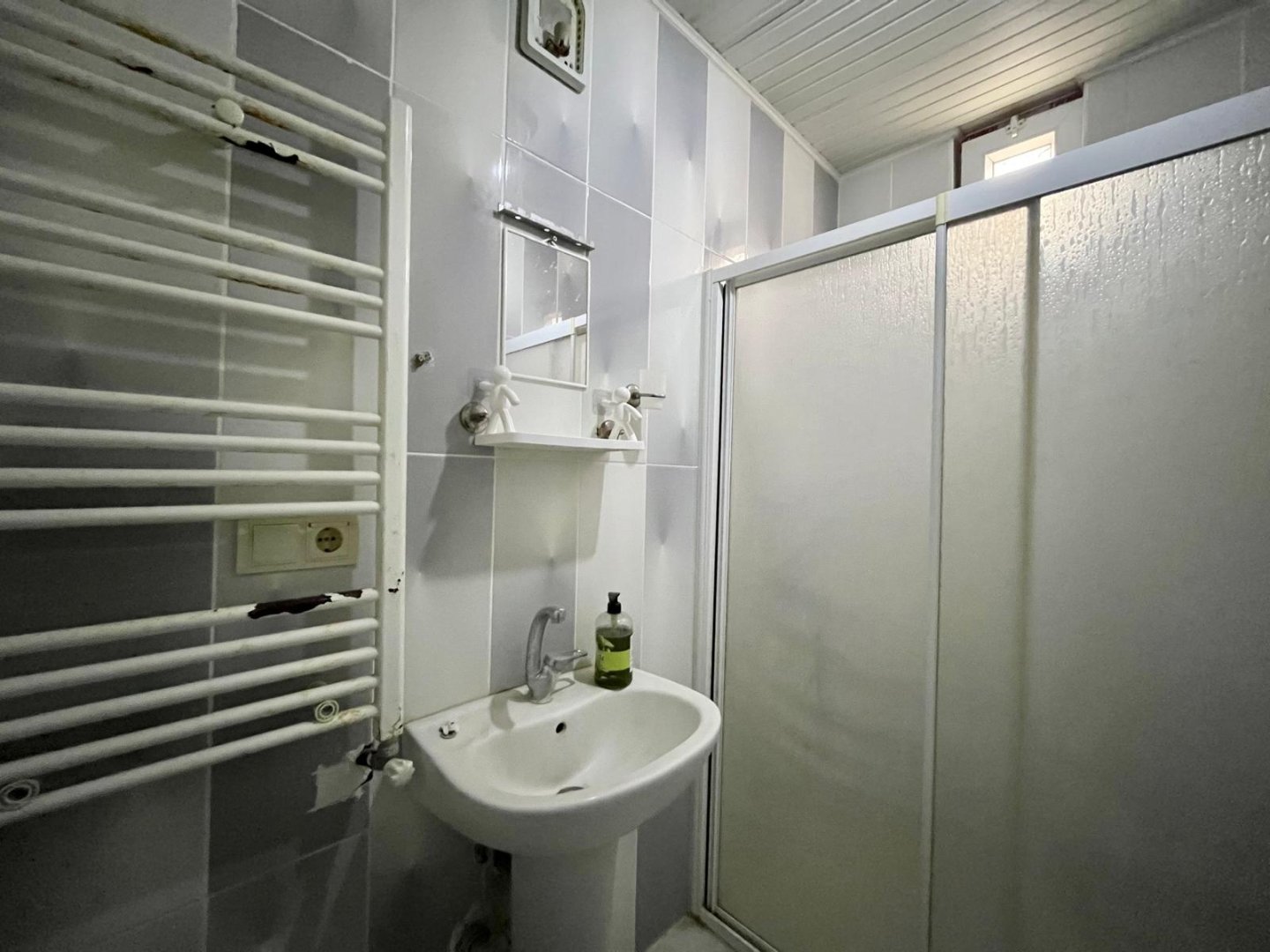 ÜNİVERSİTE BÖLGESİNDE KOMPLE SATILIK APART.