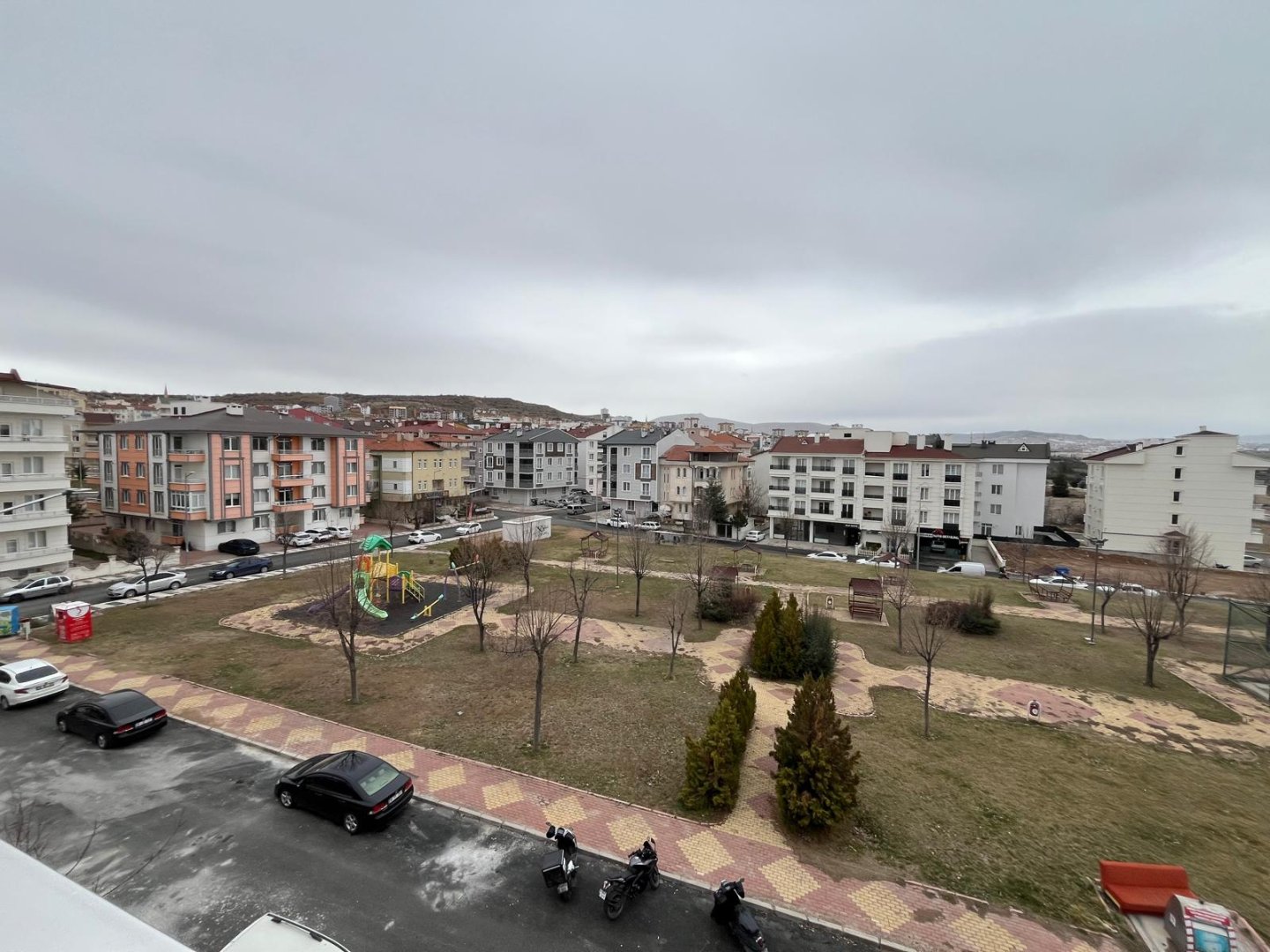 ÜNİVERSİTE BÖLGESİNDE KOMPLE SATILIK APART.