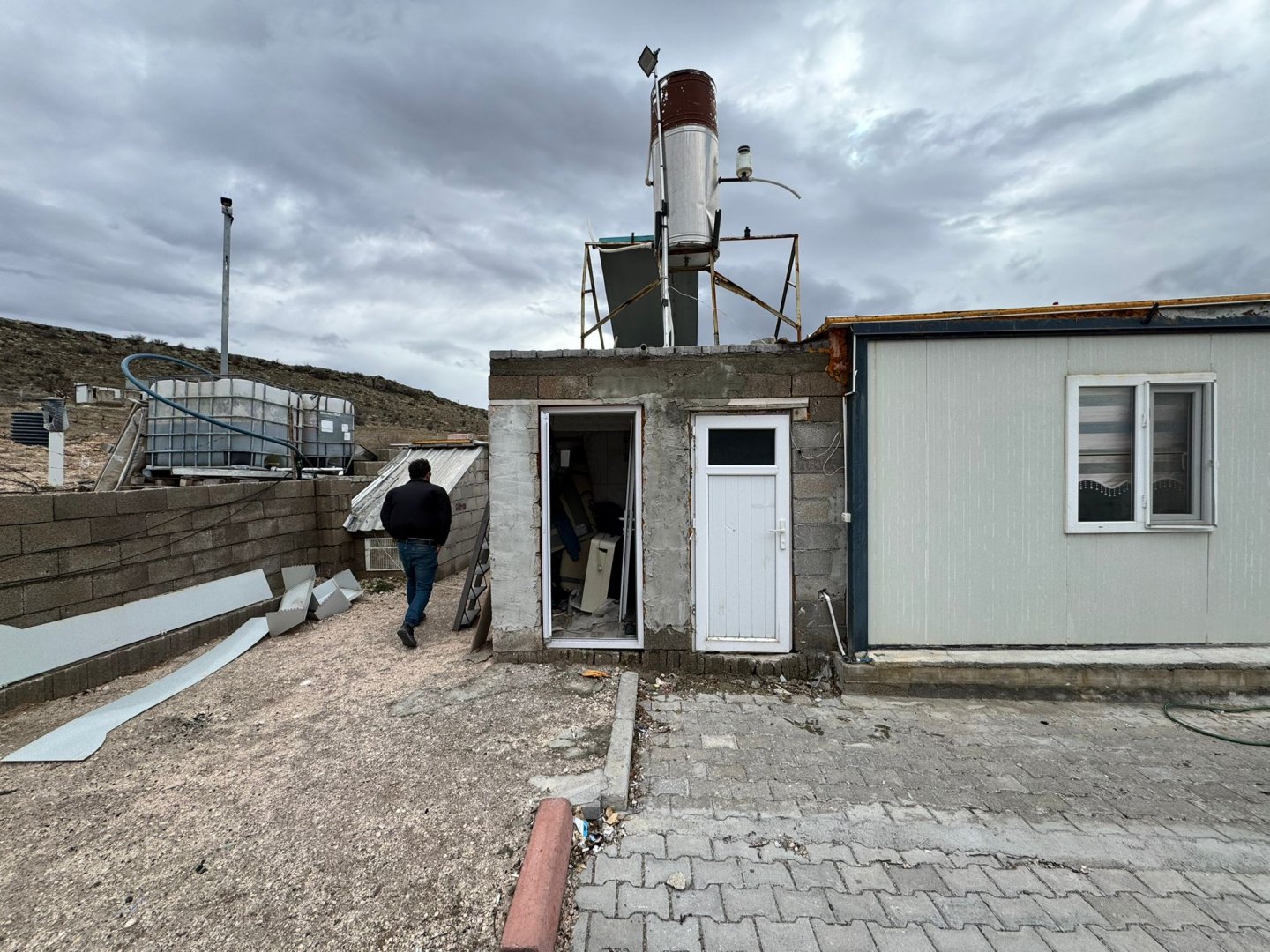 ÇATDA SATILIK BAĞ.