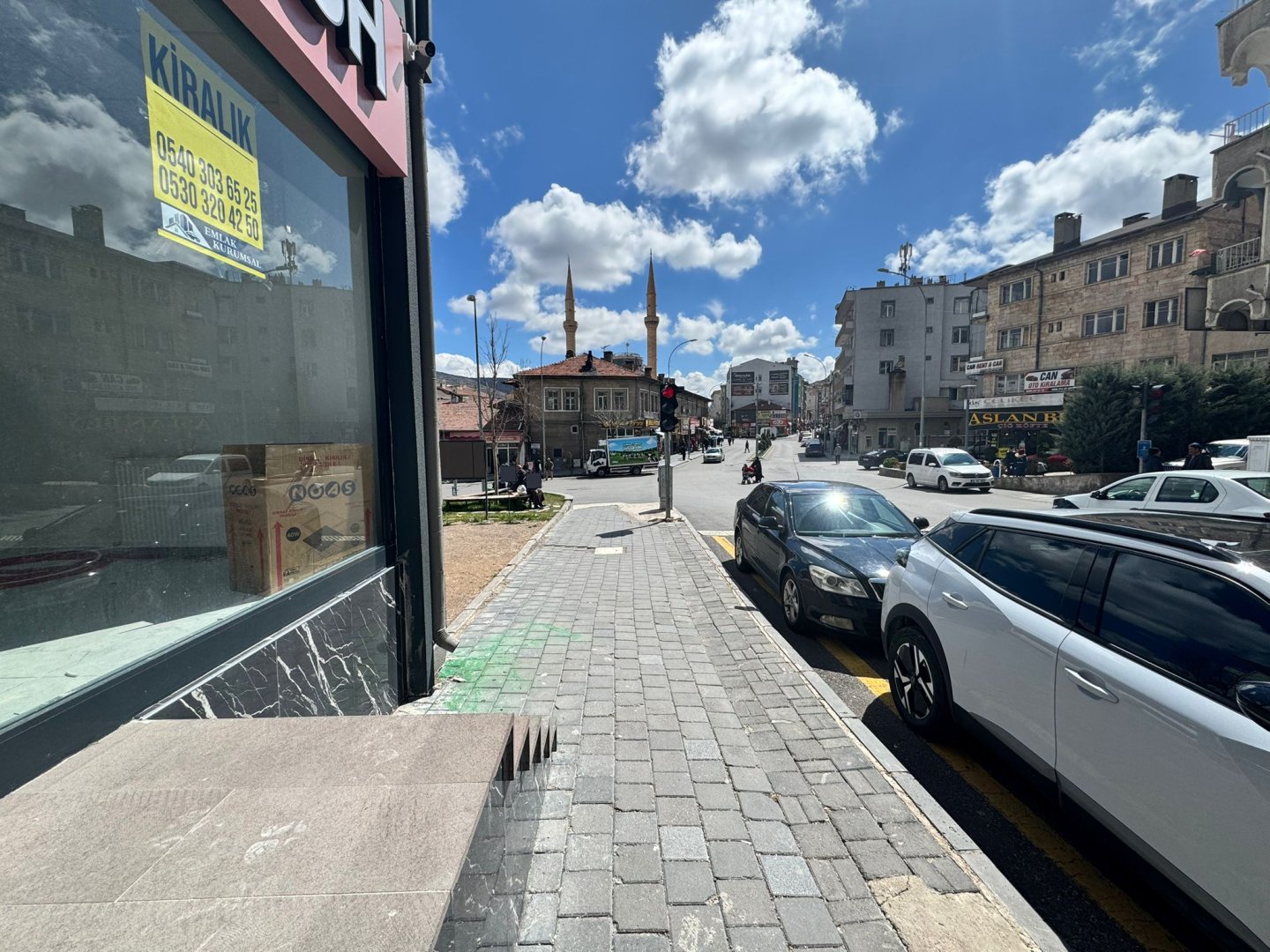 MUSTAFA PARMAKSIZ CADDESİNDE KİRALIK DÜKKAN.