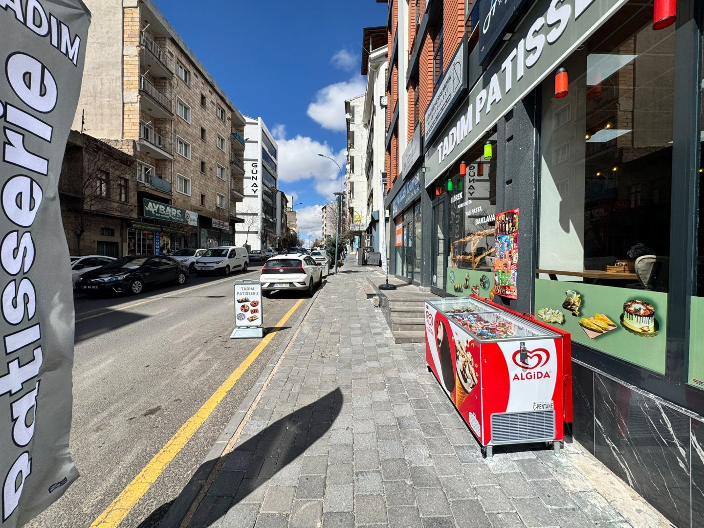 MUSTAFA PARMAKSIZ CADDESİNDE KİRALIK DÜKKAN.