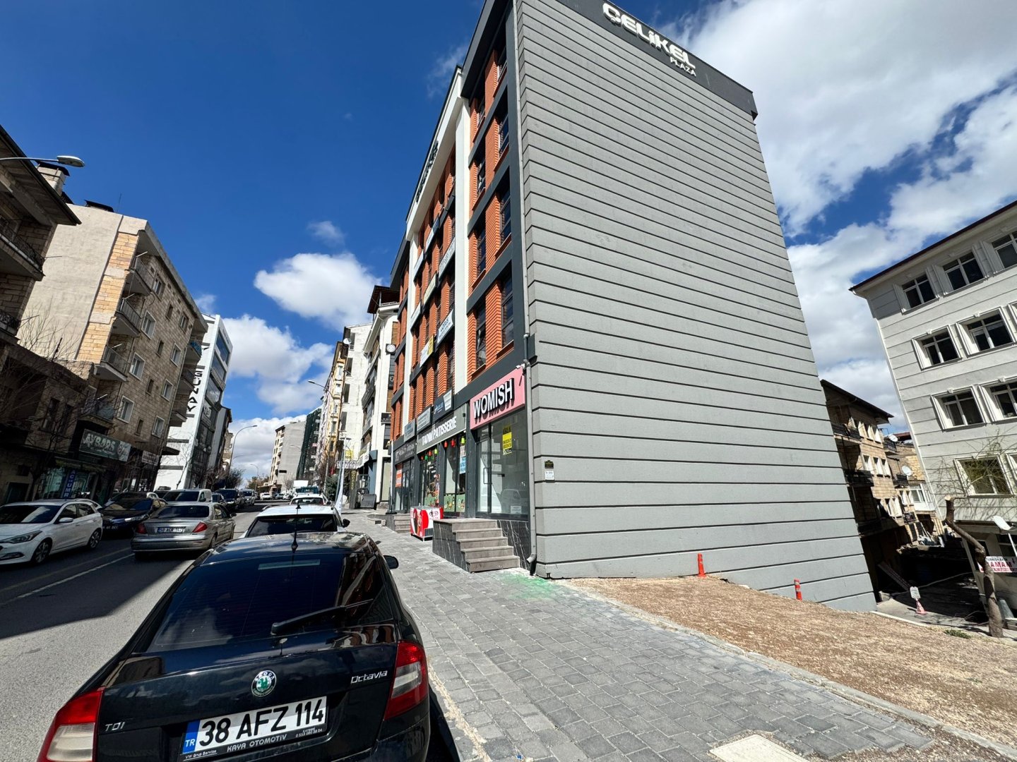 MUSTAFA PARMAKSIZ CADDESİNDE KİRALIK DÜKKAN.