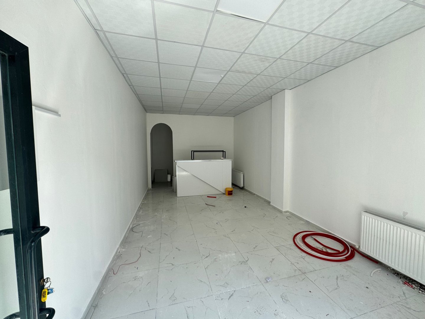 MUSTAFA PARMAKSIZ CADDESİNDE KİRALIK DÜKKAN.