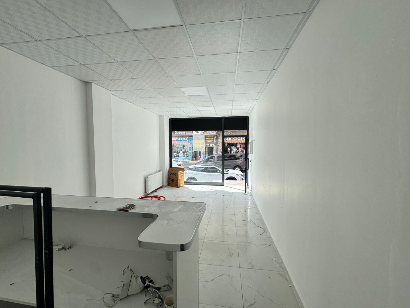MUSTAFA PARMAKSIZ CADDESİNDE KİRALIK DÜKKAN.