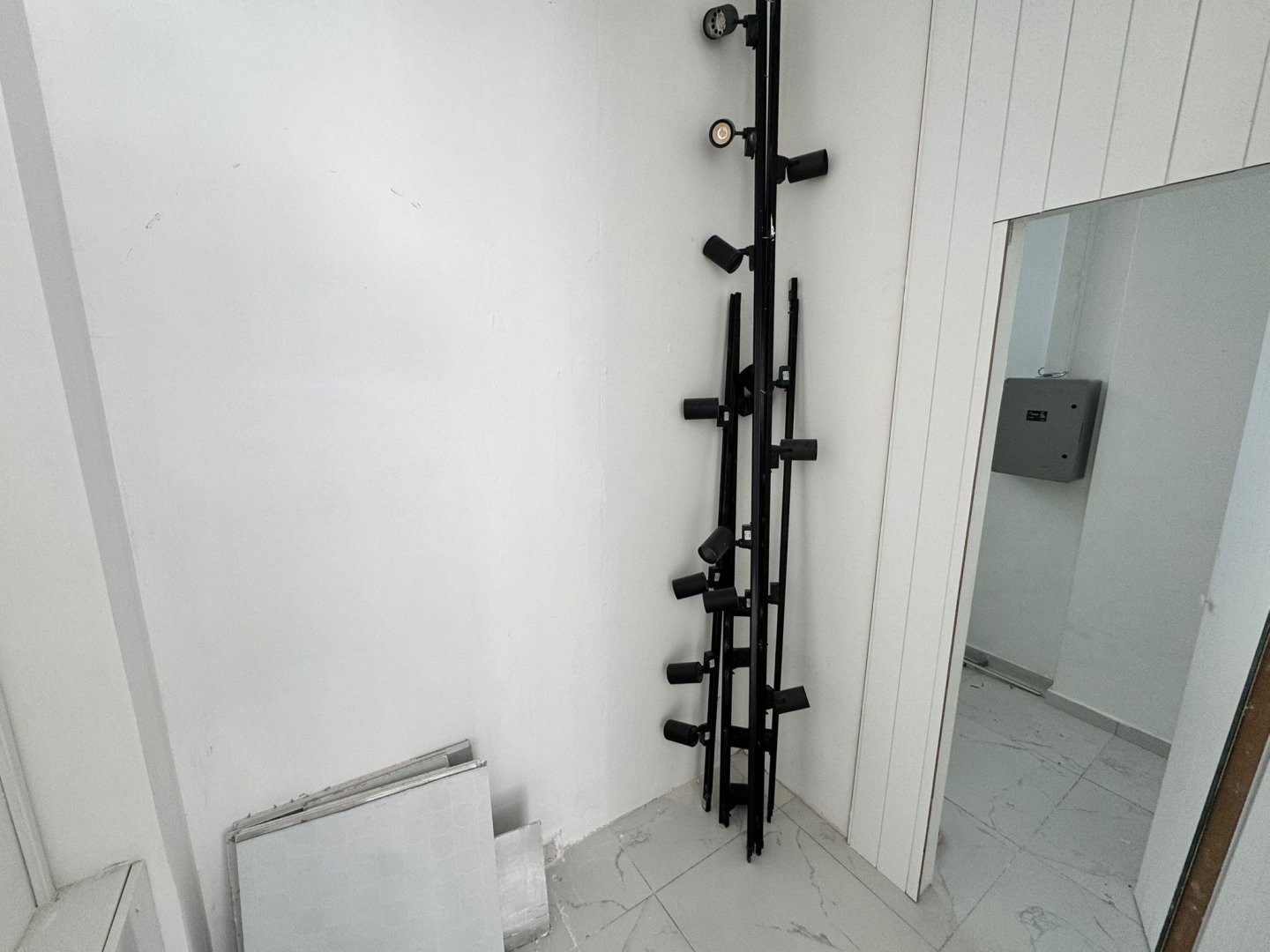 MUSTAFA PARMAKSIZ CADDESİNDE KİRALIK DÜKKAN.