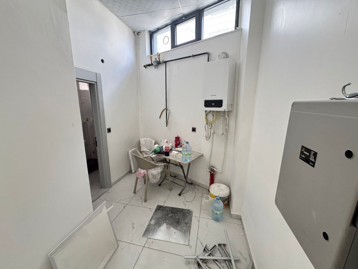 MUSTAFA PARMAKSIZ CADDESİNDE KİRALIK DÜKKAN.