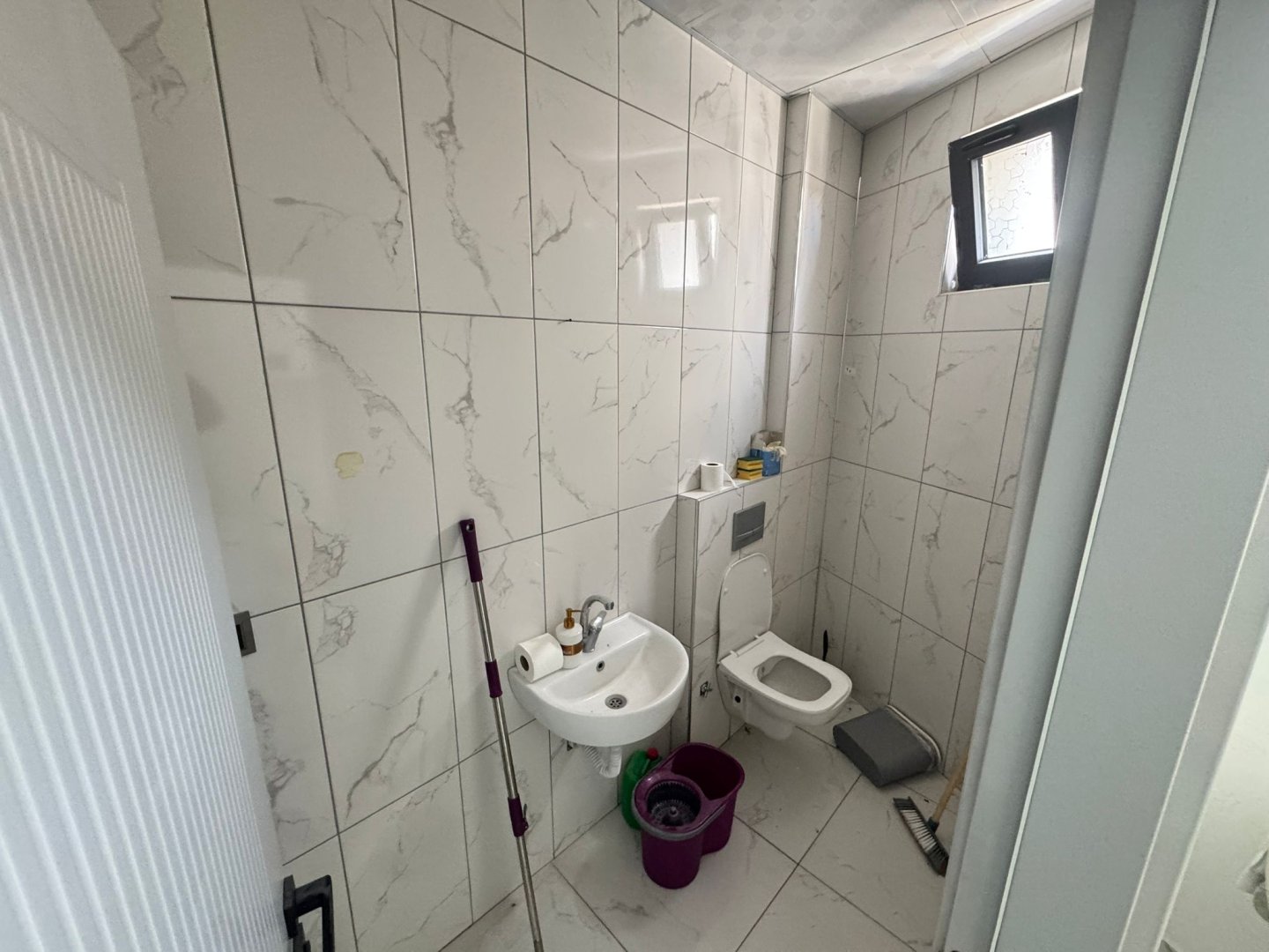 MUSTAFA PARMAKSIZ CADDESİNDE KİRALIK DÜKKAN.