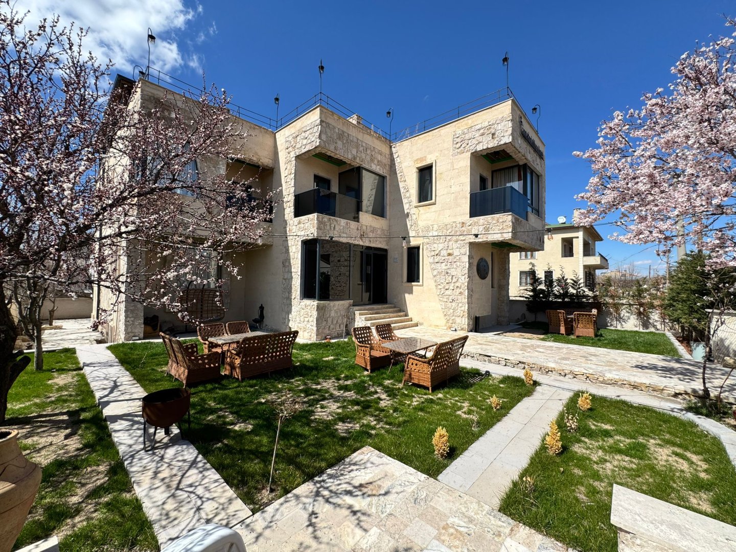 UÇHİSARDA SATILIK BUTİK OTEL.