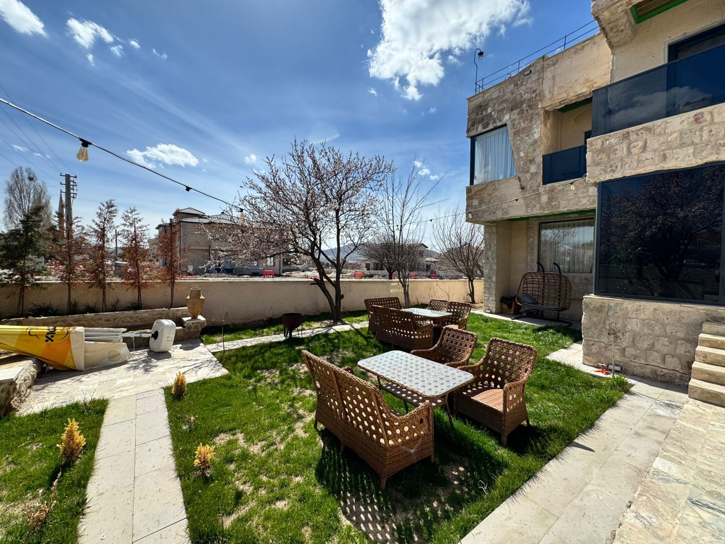 UÇHİSARDA SATILIK BUTİK OTEL.