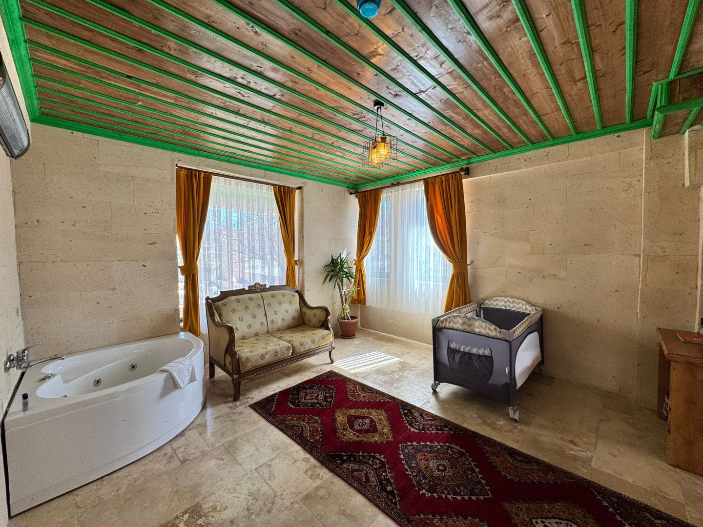 UÇHİSARDA SATILIK BUTİK OTEL.