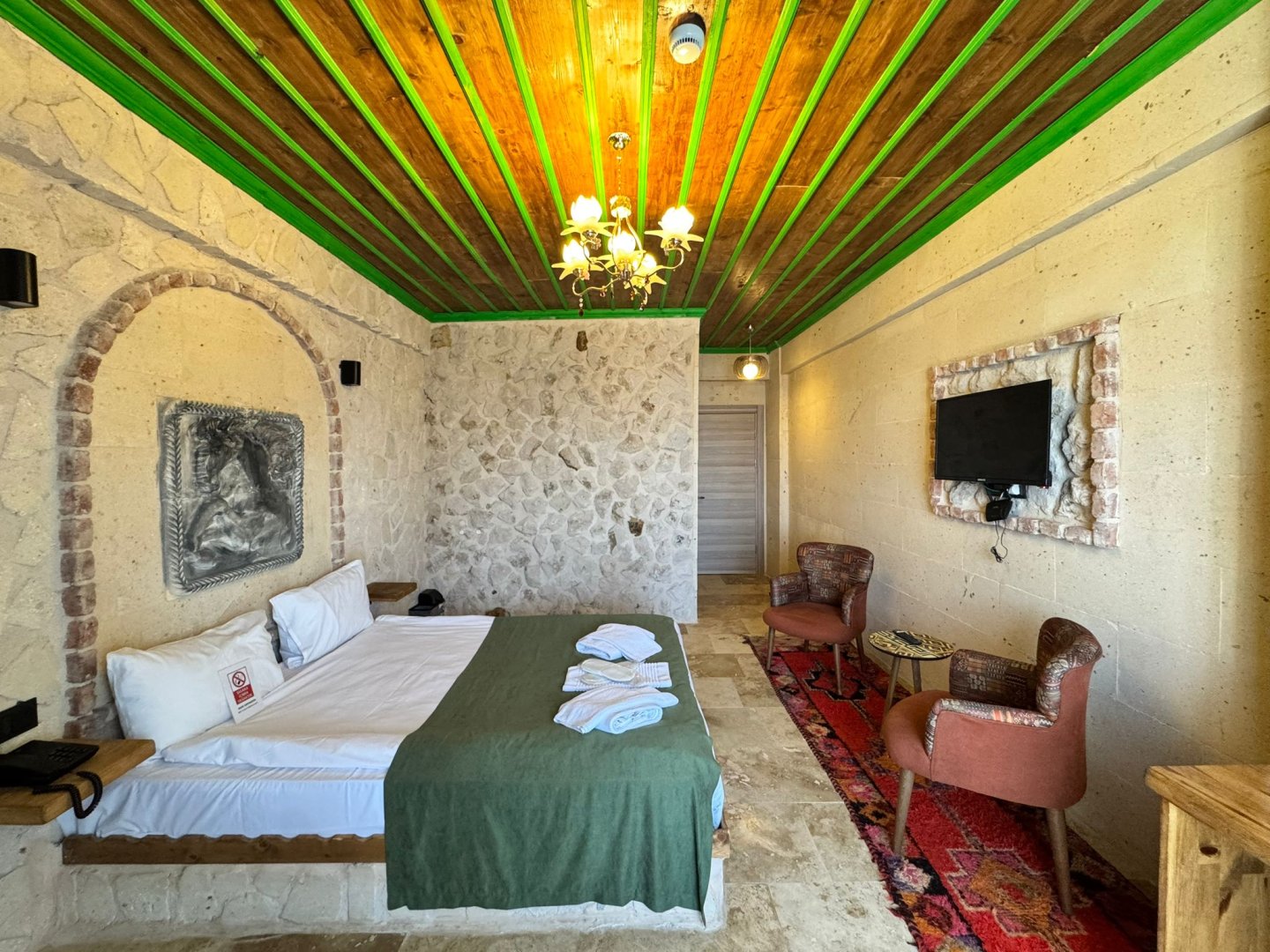 UÇHİSARDA SATILIK BUTİK OTEL.