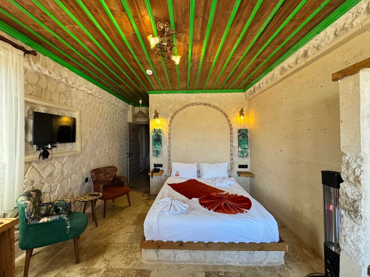 UÇHİSARDA SATILIK BUTİK OTEL.