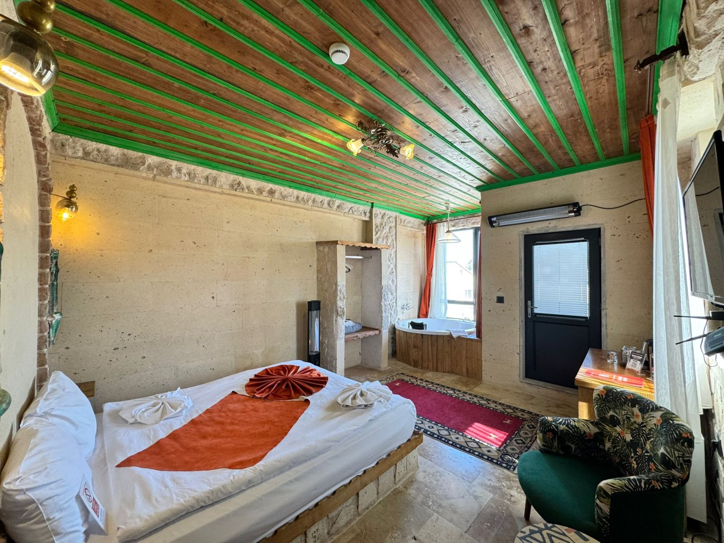 UÇHİSARDA SATILIK BUTİK OTEL.