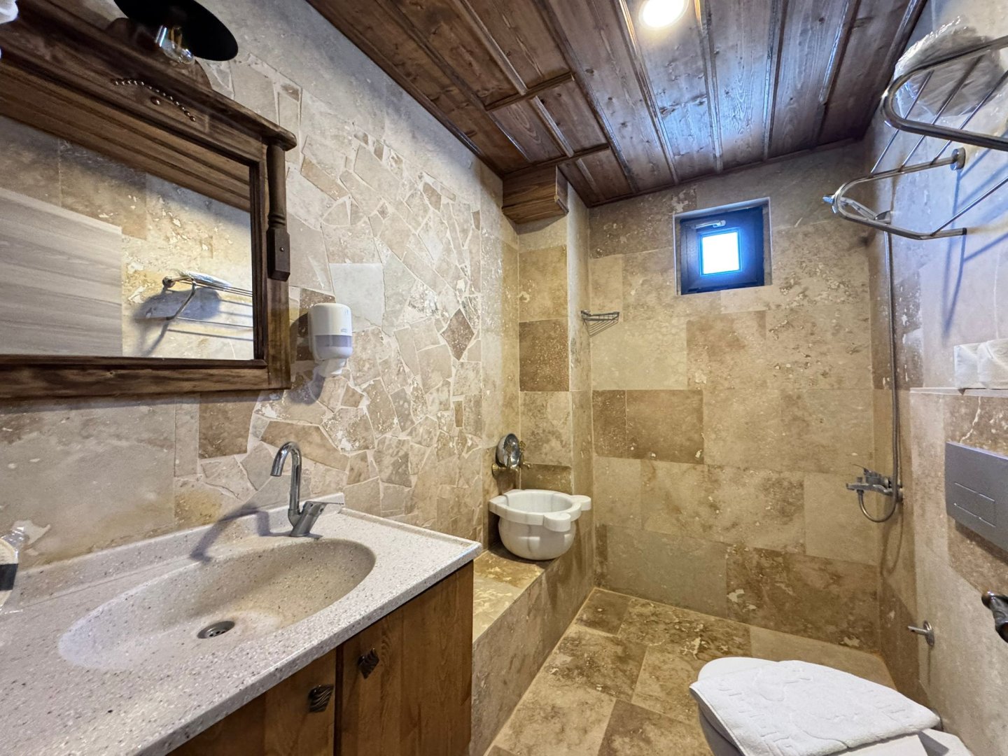 UÇHİSARDA SATILIK BUTİK OTEL.