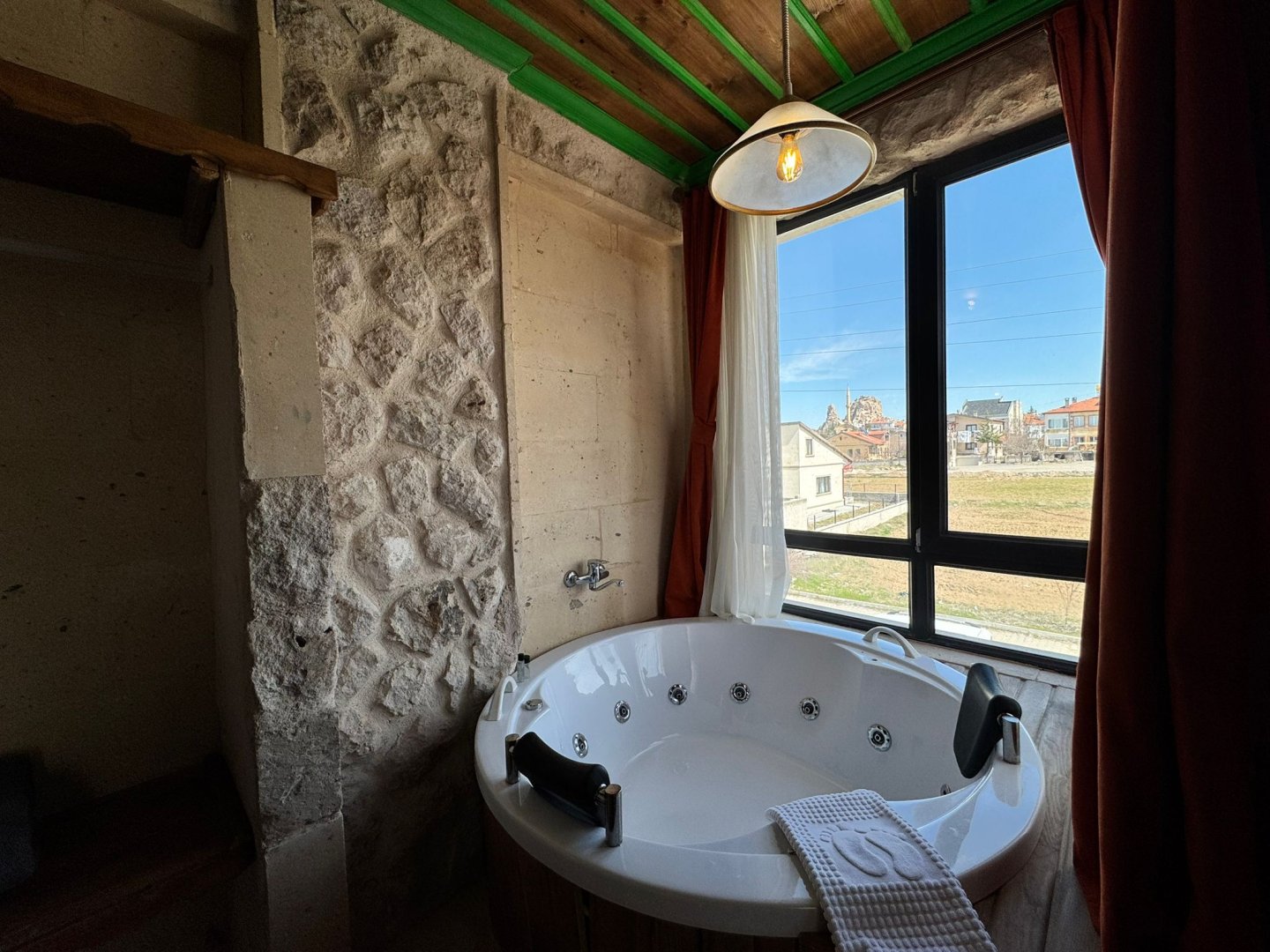 UÇHİSARDA SATILIK BUTİK OTEL.